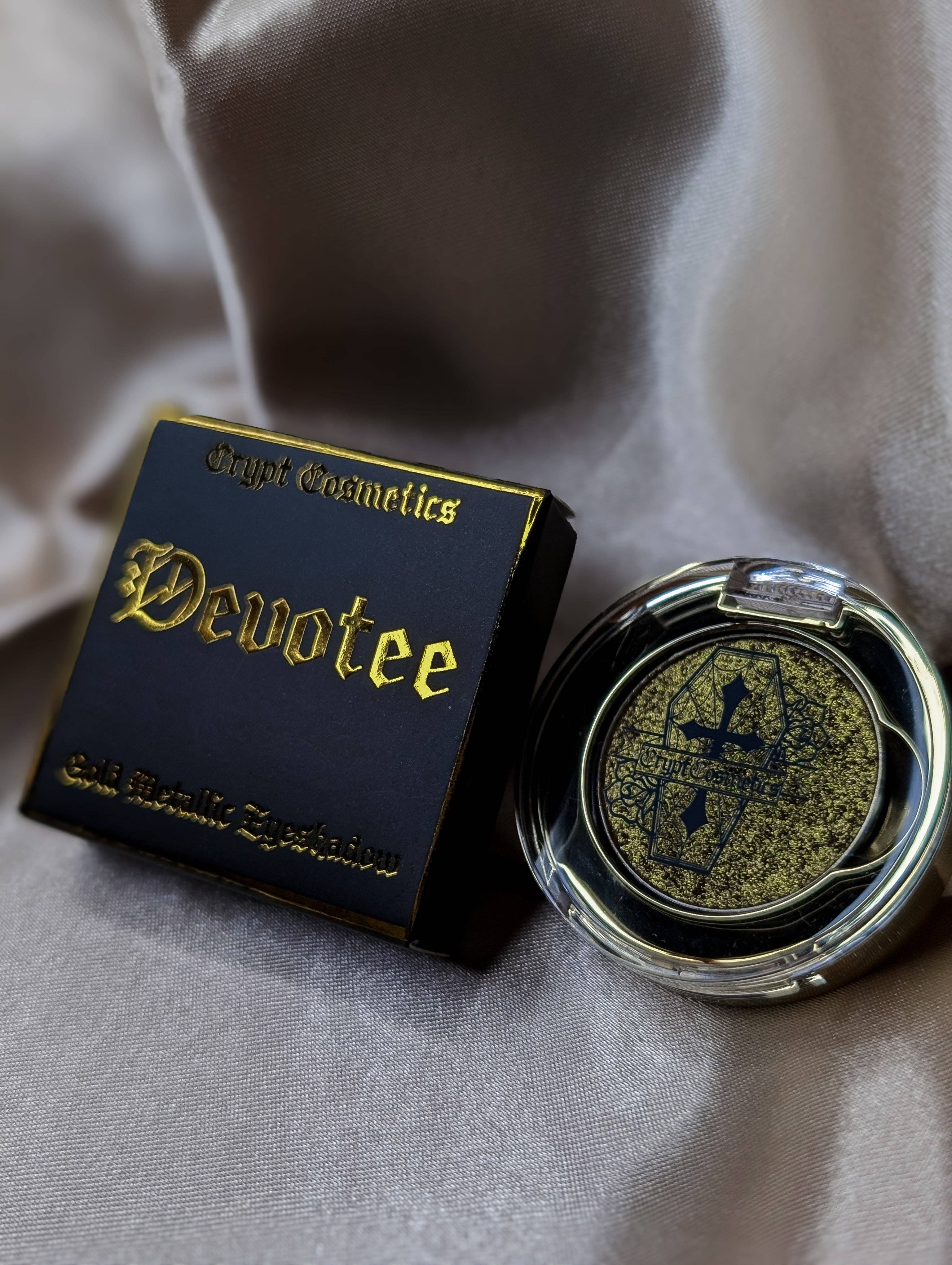 Devotee - Metallic gold eyeshadow