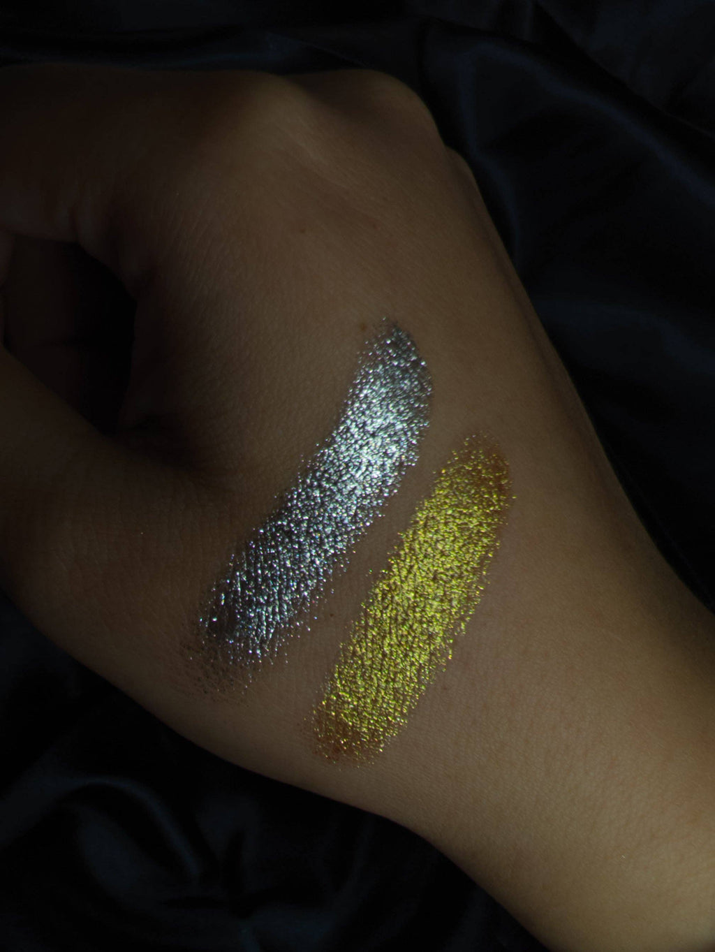 Devotee - Metallic gold eyeshadow