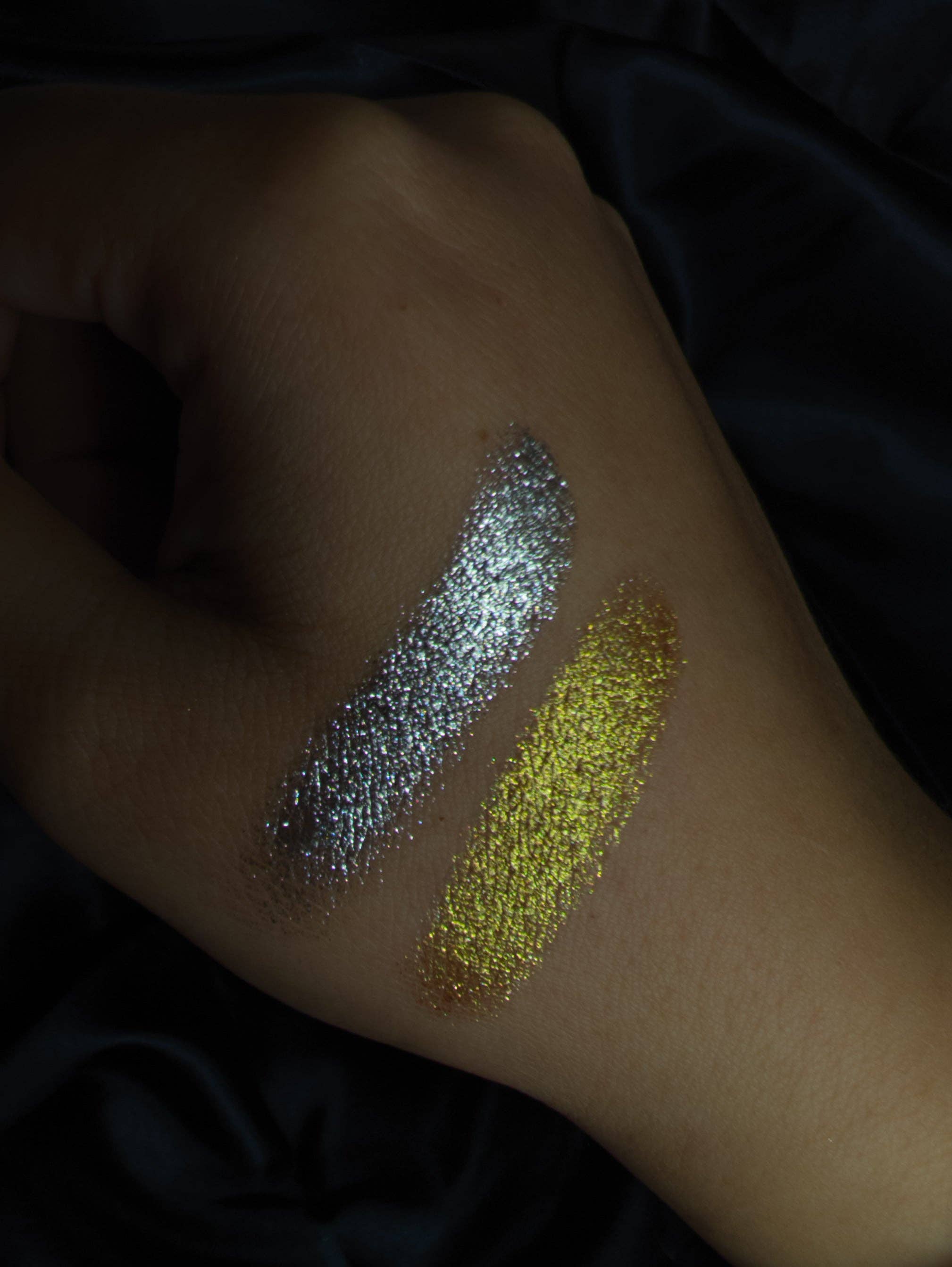 Renegade - Metallic silver eyeshadow single