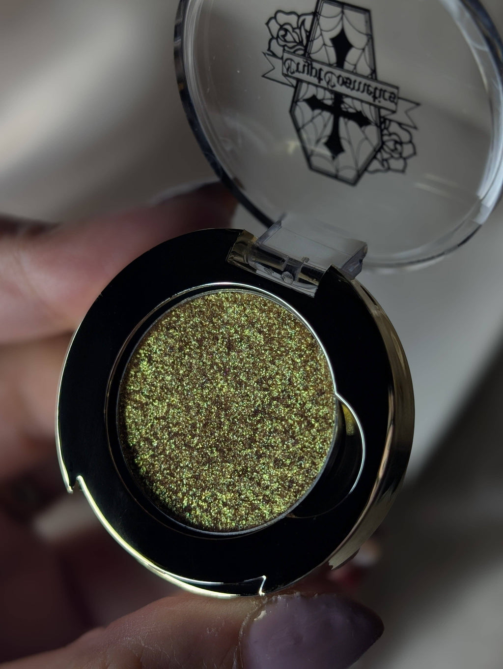 Devotee - Metallic gold eyeshadow